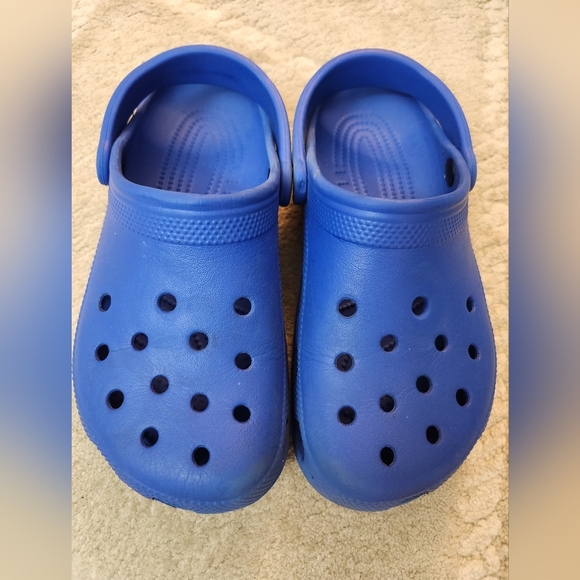 Blue crocs size Youth 4 Womens 6 - Picture 1 of 14